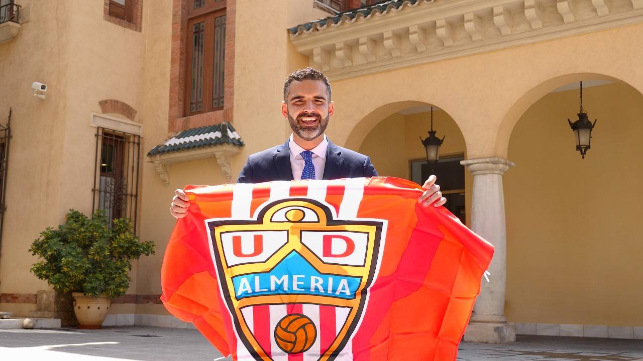 Fenández-Pacheco, alcalde de Almería, anima a los almerienses a lucir los colores de la UDA: 