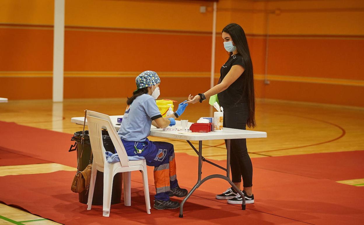 Realización de una prueba serológica para la detección de la covid-19.
