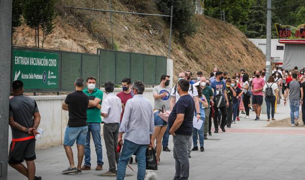 La Junta pide puntualidad a los citados para vacunarse en Granada ante las colas en el Parque de Bomberos