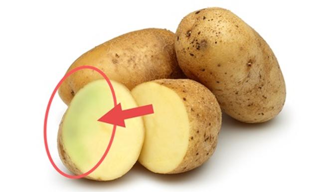 La OCU advierte del peligro de consumir patatas con este problema