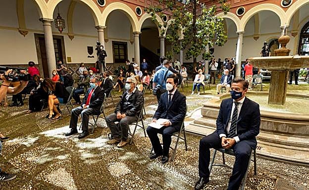 El PP esquiva las fotos con el alcalde y marca distancias