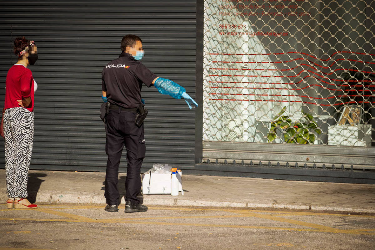 Fotos: Lugar del apuñalamiento a un joven en Granada en la calle Sol