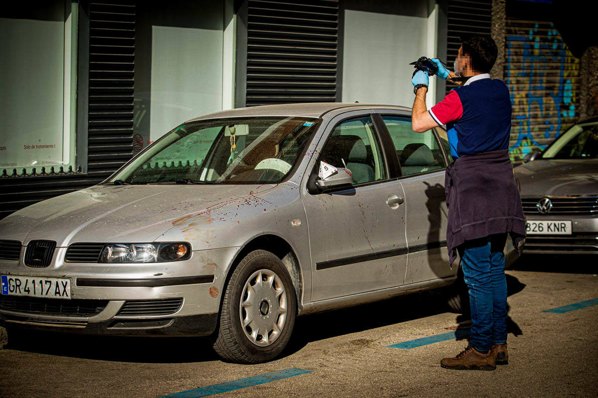 Fotos: Lugar del apuñalamiento a un joven en Granada en la calle Sol