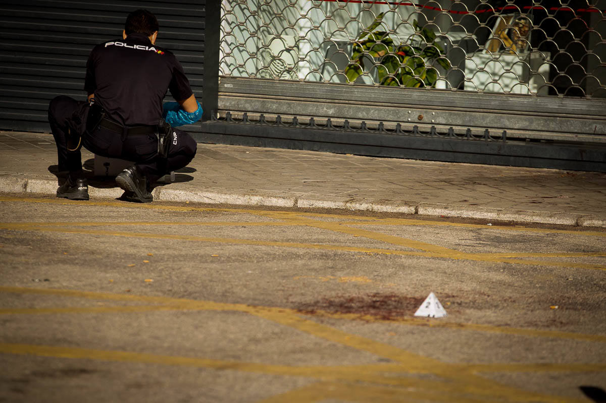Fotos: Lugar del apuñalamiento a un joven en Granada en la calle Sol