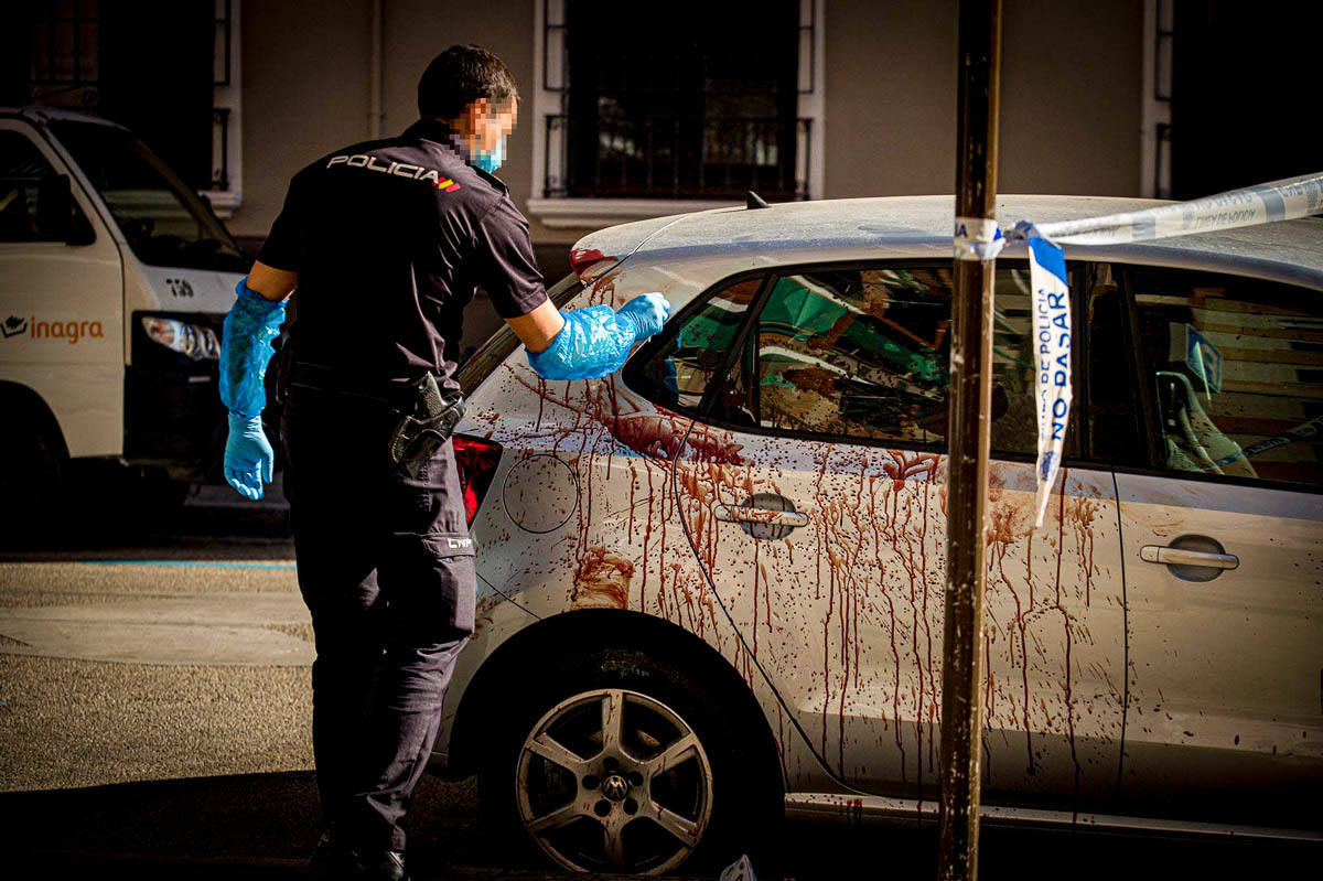 Fotos: Lugar del apuñalamiento a un joven en Granada en la calle Sol