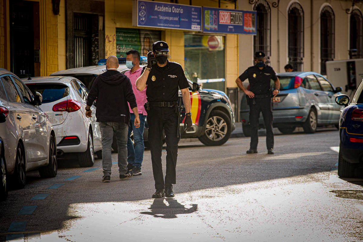 Fotos: Lugar del apuñalamiento a un joven en Granada en la calle Sol
