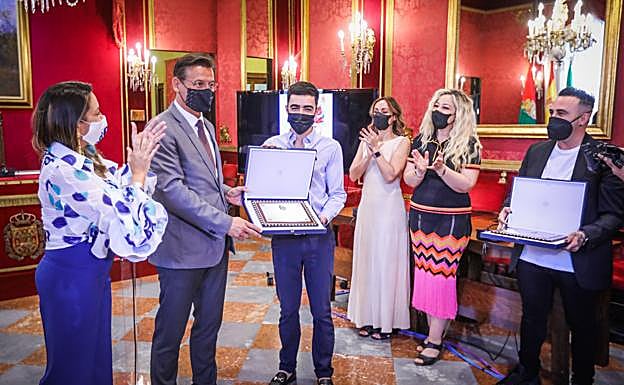 Salvador no ve «ultimátum ni negociación» y el PP insiste en que debe apartarse