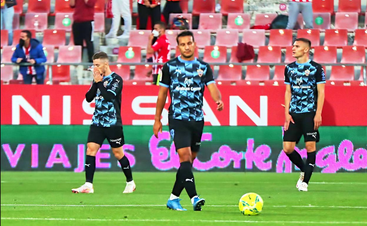 Los jugadores de la UD ALmería, desolados.