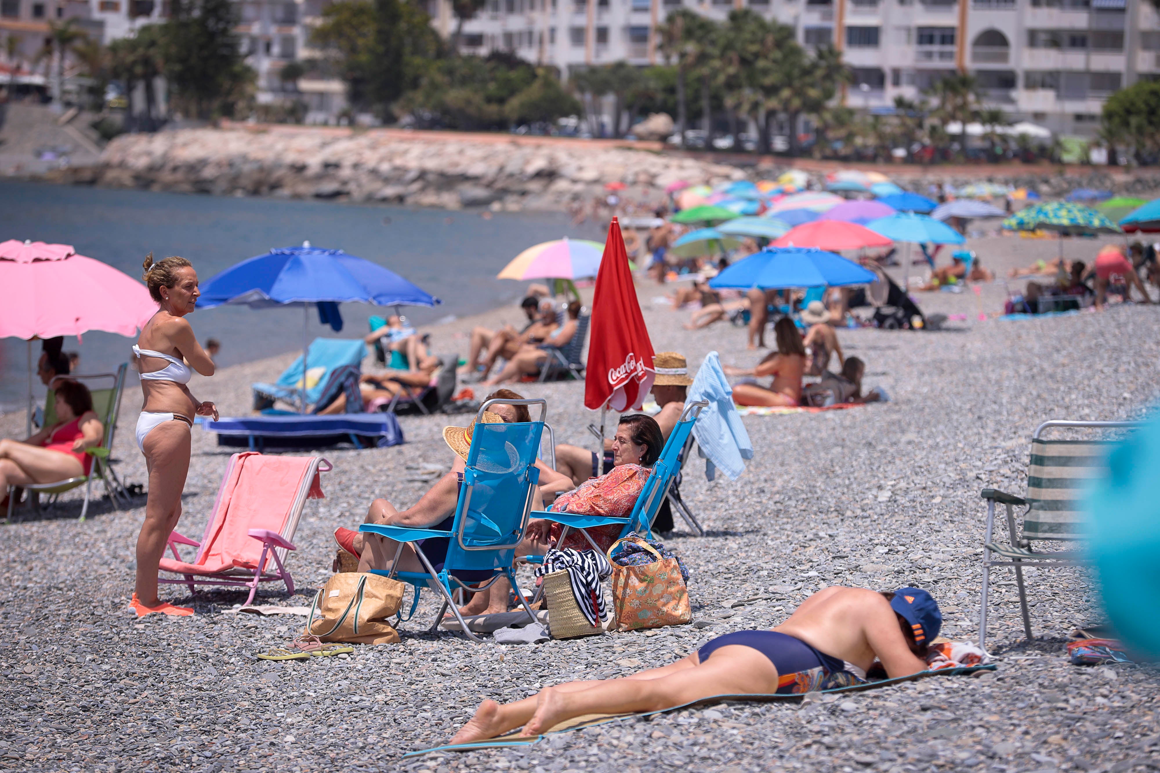 La playa de San Cristóbal en Almuñécar se llenó ayer de granadinos, que aprovecharon el festivo en la capital.