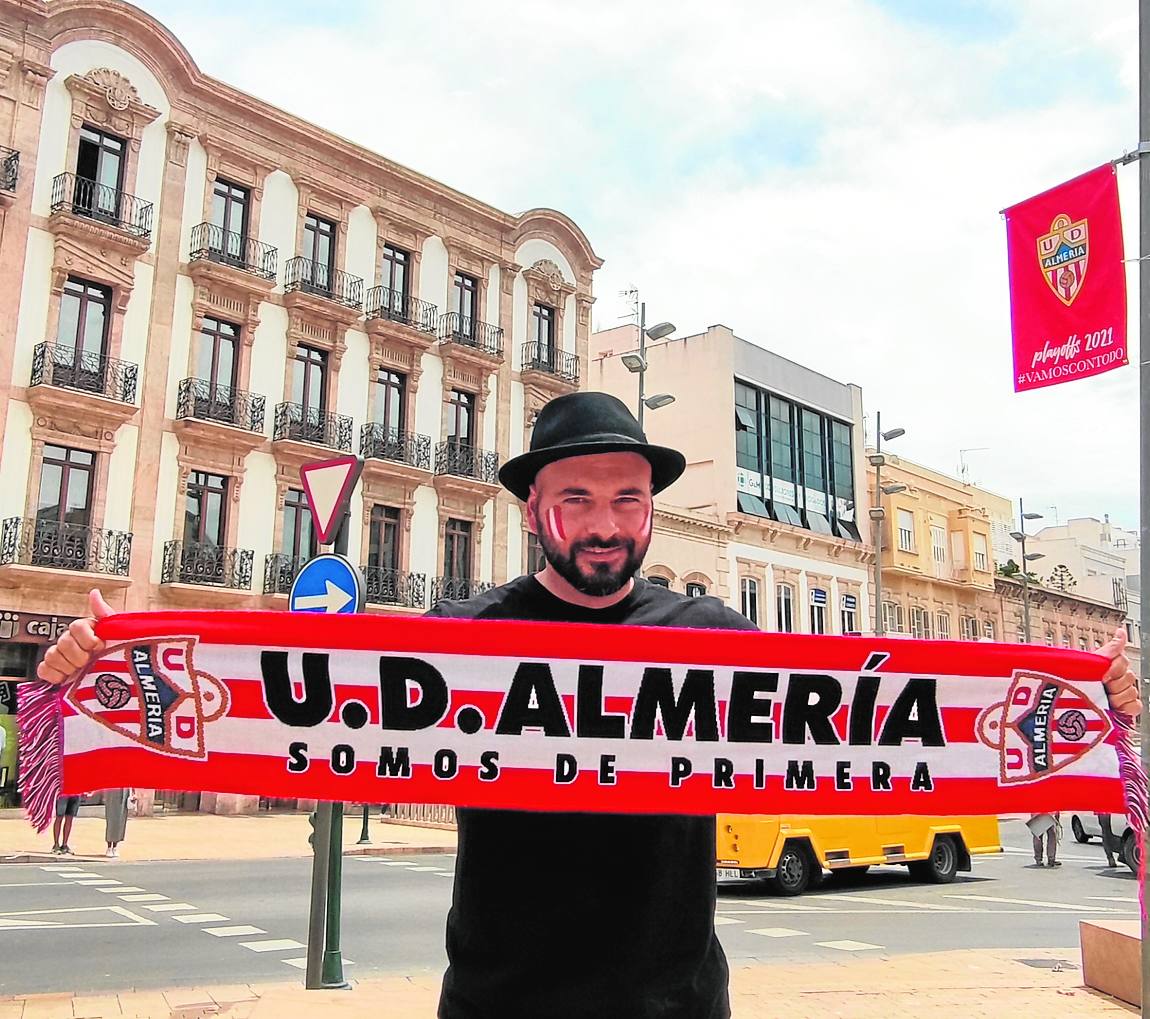 Alejandro Valverde posa frente a la Casa de las Mariposas.