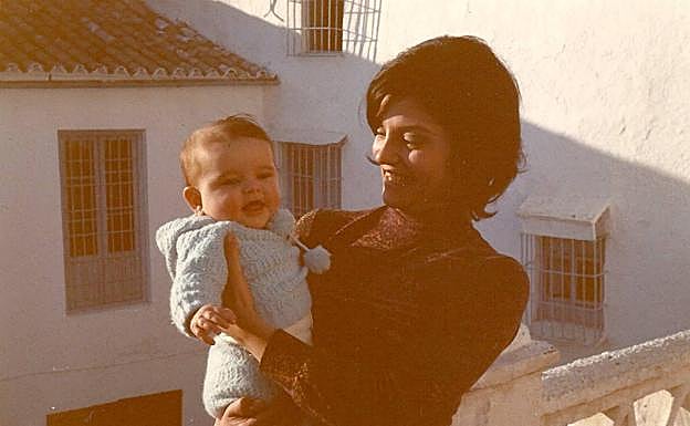 Ángeles sostiene a Cristina siendo esta muy niña.