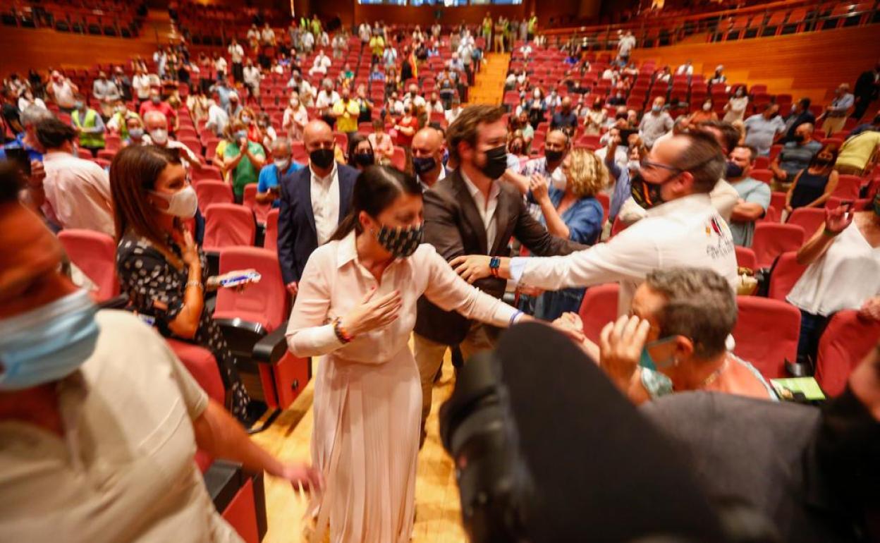 Macarena Olona, acompañada por el portavoz de Vox en el Congreso, Iván Espinosa de los Monteros, durante el acto celebrado en Granada.