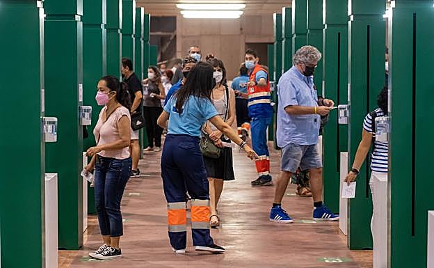 La incidencia sube en Andalucía, que se aleja del umbral de Sanidad para relajar medidas