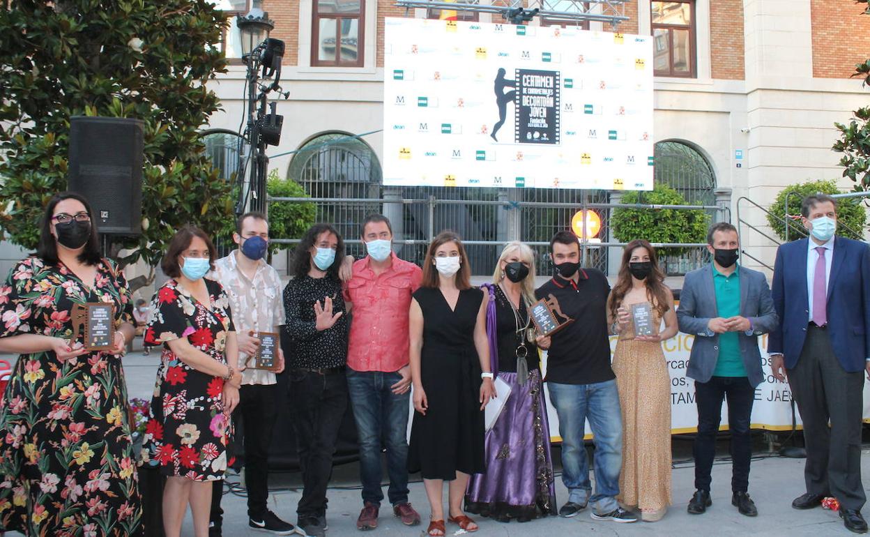 Foto de familia con los premiados en la plaza del centro de Jaén. 