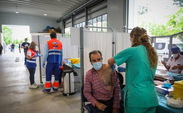 El ritmo de ingresos en Granada por Covid se reduce a la mitad en un mes