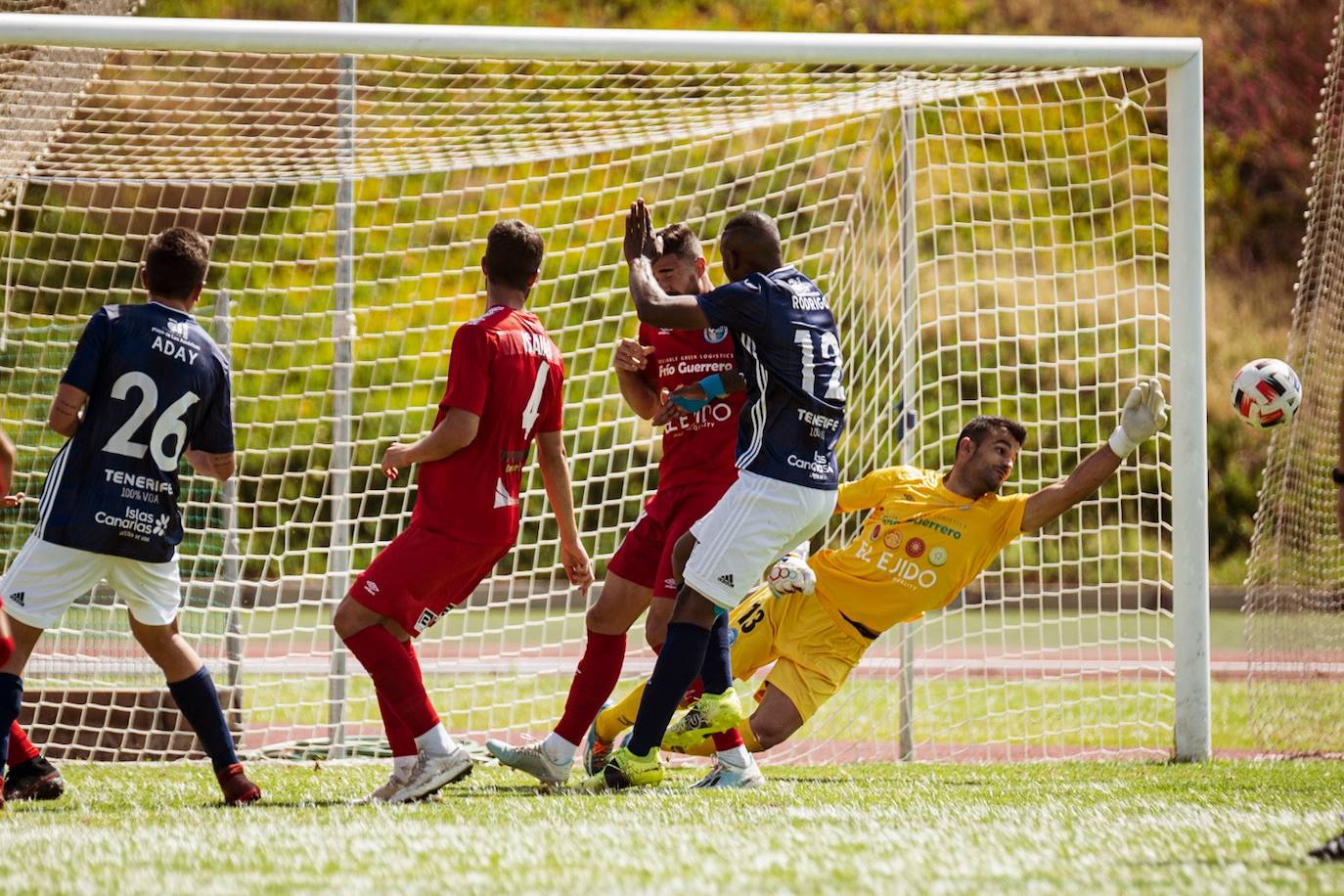 Jesús Godino, en una gran intervención en el partido frente al Marino. 