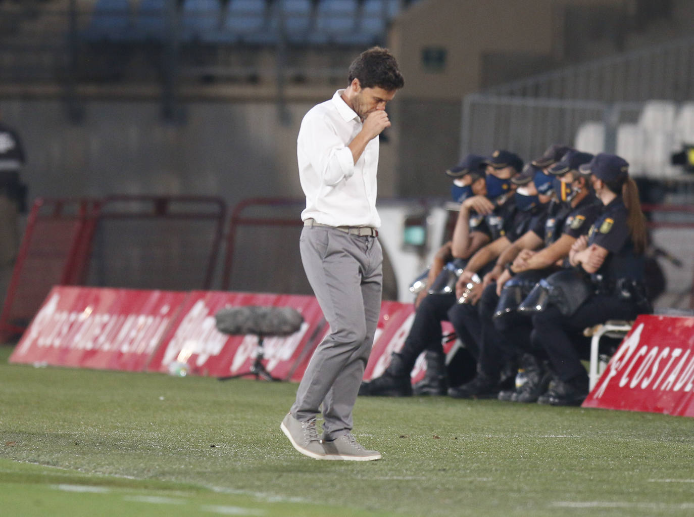 Rubi mira al suelo sin encontrar explicación a la sequía goleadora del equipo en 180 minutos. 