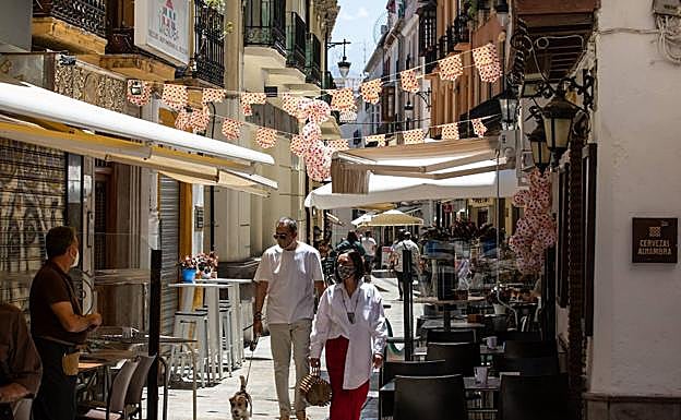 Imagen principal - Las Carocas atraen a mucha gente desde la Plaza Bib Rambla. La calle Pan está decorada con farolillos y geranios, cortesía del bar león. El Mesón la Alegría se ha transformado en caseta en la calle Moras.