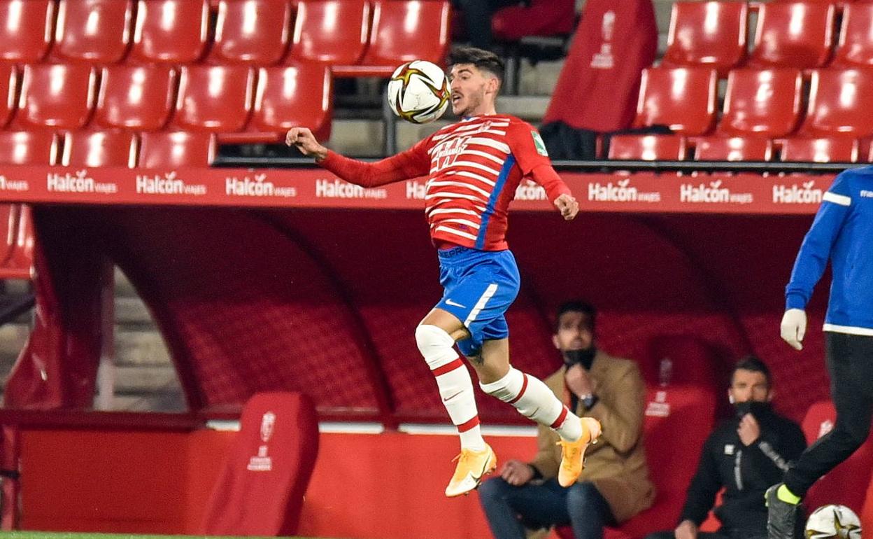 Carlos Neva controla un balón complicado con el pecho.