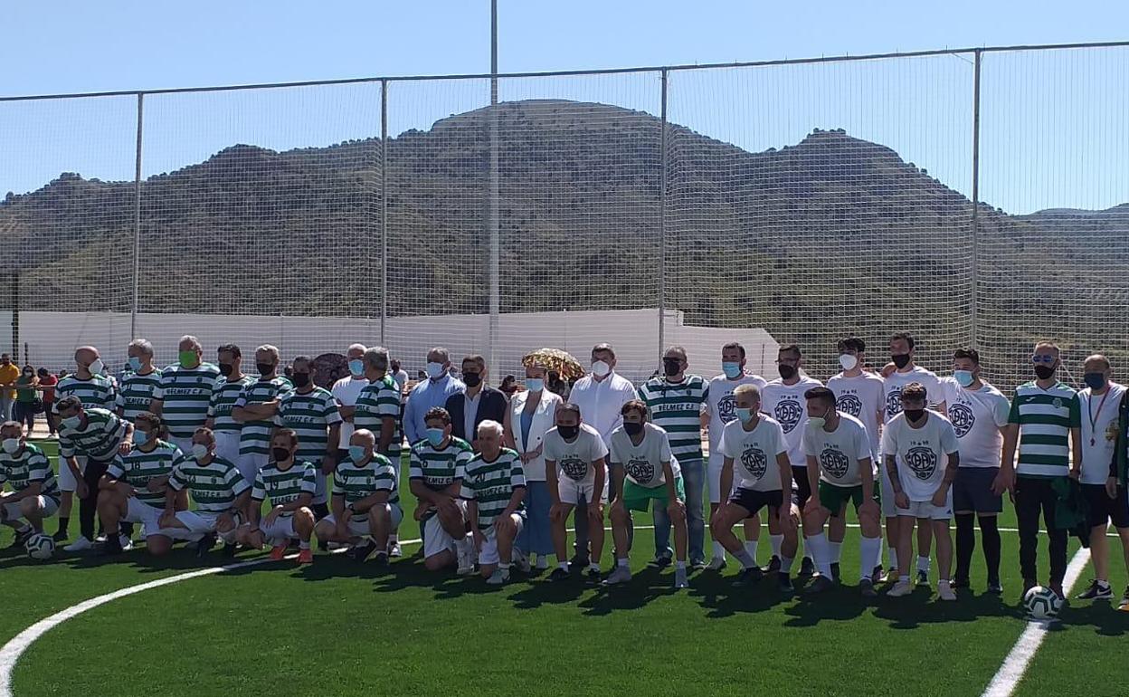 El presidente de la Diputación posó con el equipo de veteranos de la localidad.