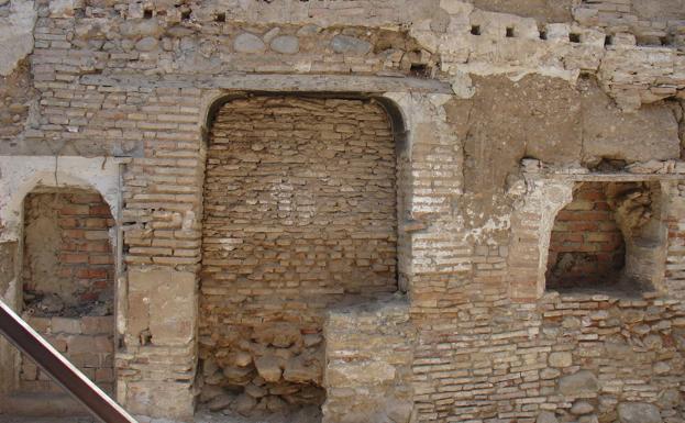 Estructura de fachada morisca, camuflada por las reformas posteriores, en C/ Horno de San Agustín. 