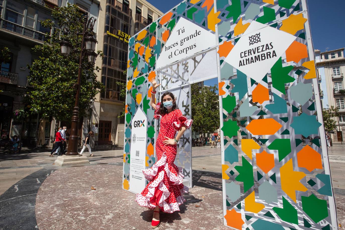 Los cacharritos en Almanjáyar y los farolillos en el Centro conjuran el ambiente de feria en espera de una edición de 2022 que se intuye por todo lo alto