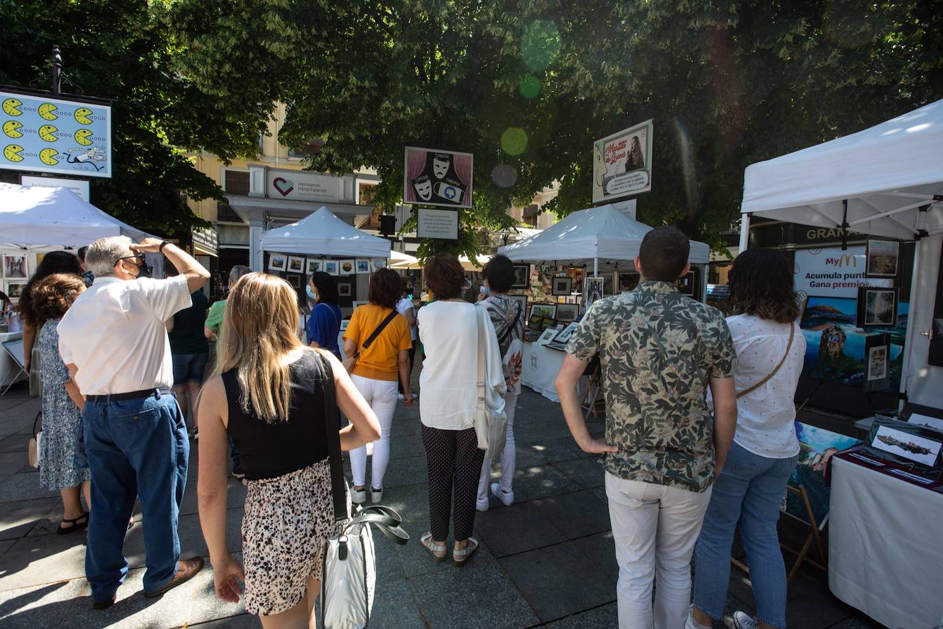 Los cacharritos en Almanjáyar y los farolillos en el Centro conjuran el ambiente de feria en espera de una edición de 2022 que se intuye por todo lo alto