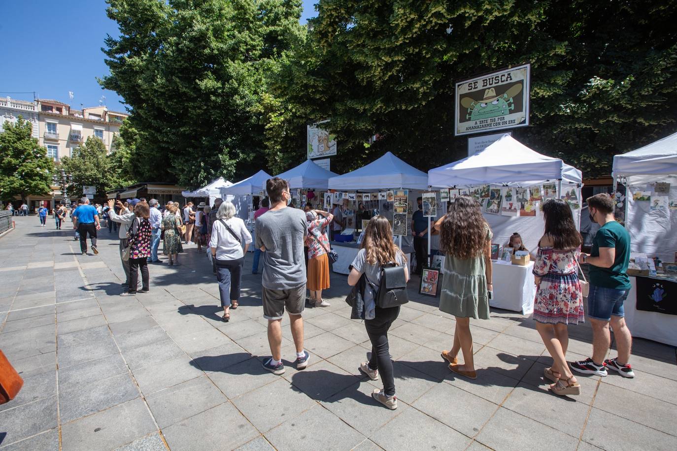 Los cacharritos en Almanjáyar y los farolillos en el Centro conjuran el ambiente de feria en espera de una edición de 2022 que se intuye por todo lo alto