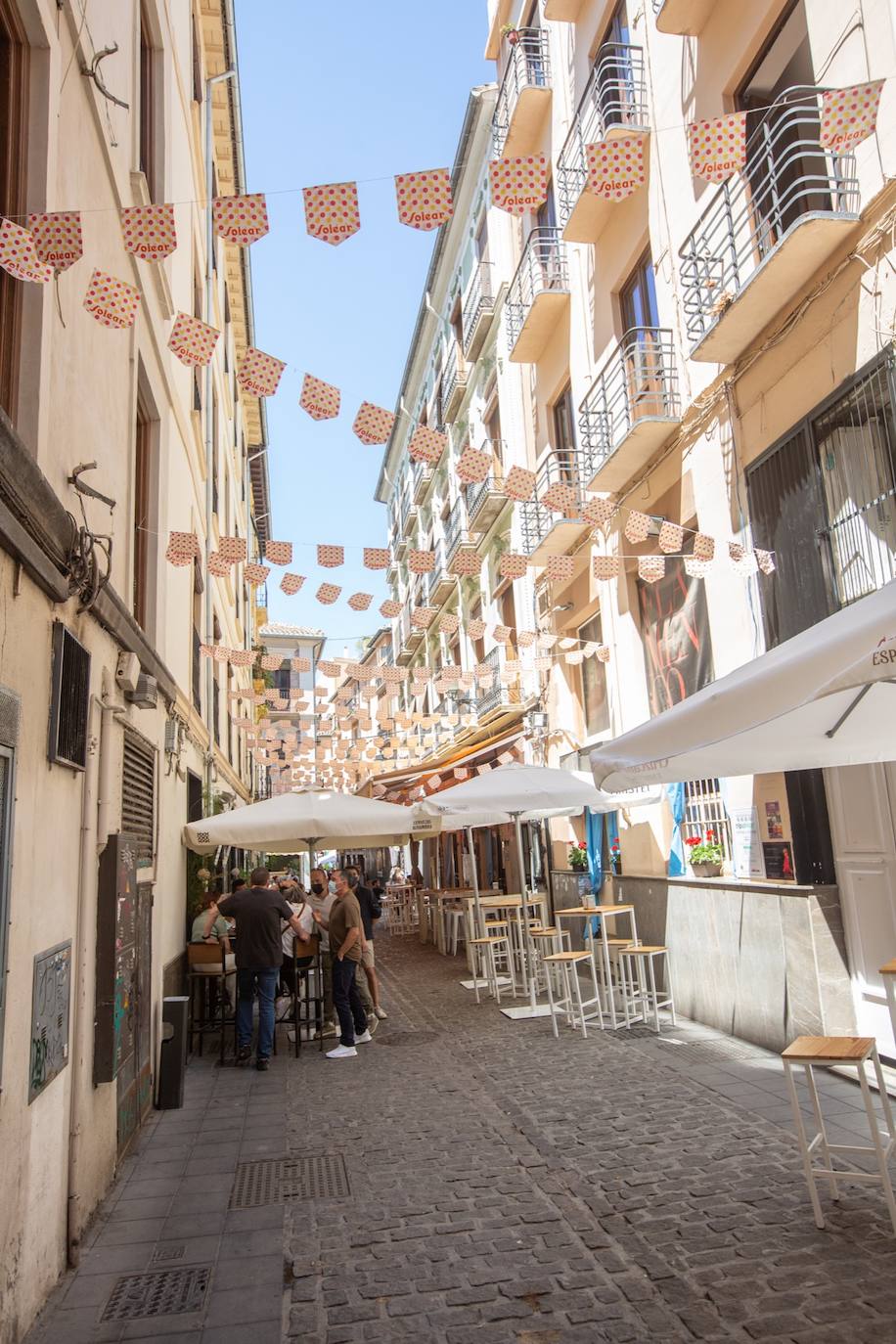 Los cacharritos en Almanjáyar y los farolillos en el Centro conjuran el ambiente de feria en espera de una edición de 2022 que se intuye por todo lo alto