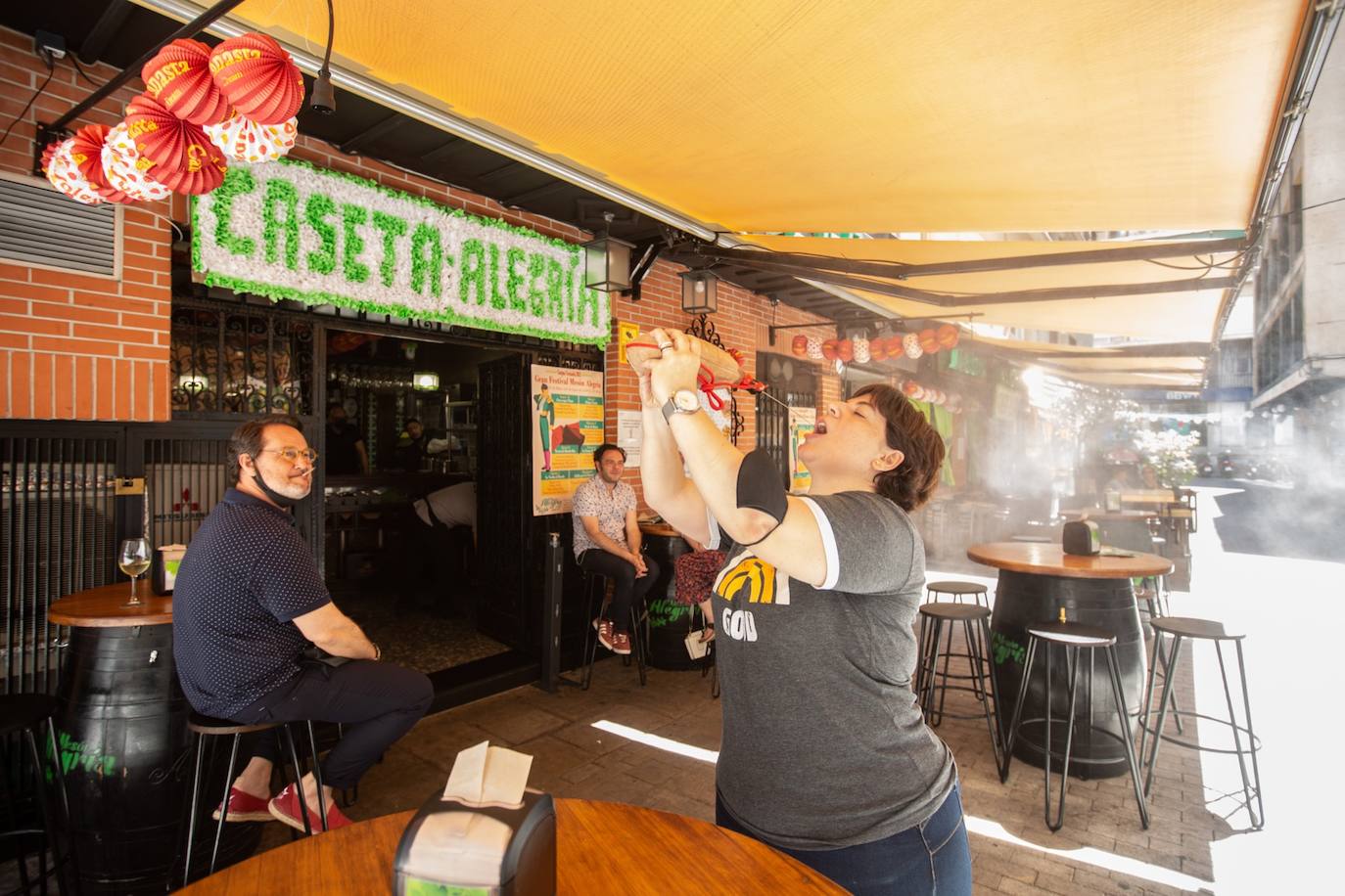 Los cacharritos en Almanjáyar y los farolillos en el Centro conjuran el ambiente de feria en espera de una edición de 2022 que se intuye por todo lo alto