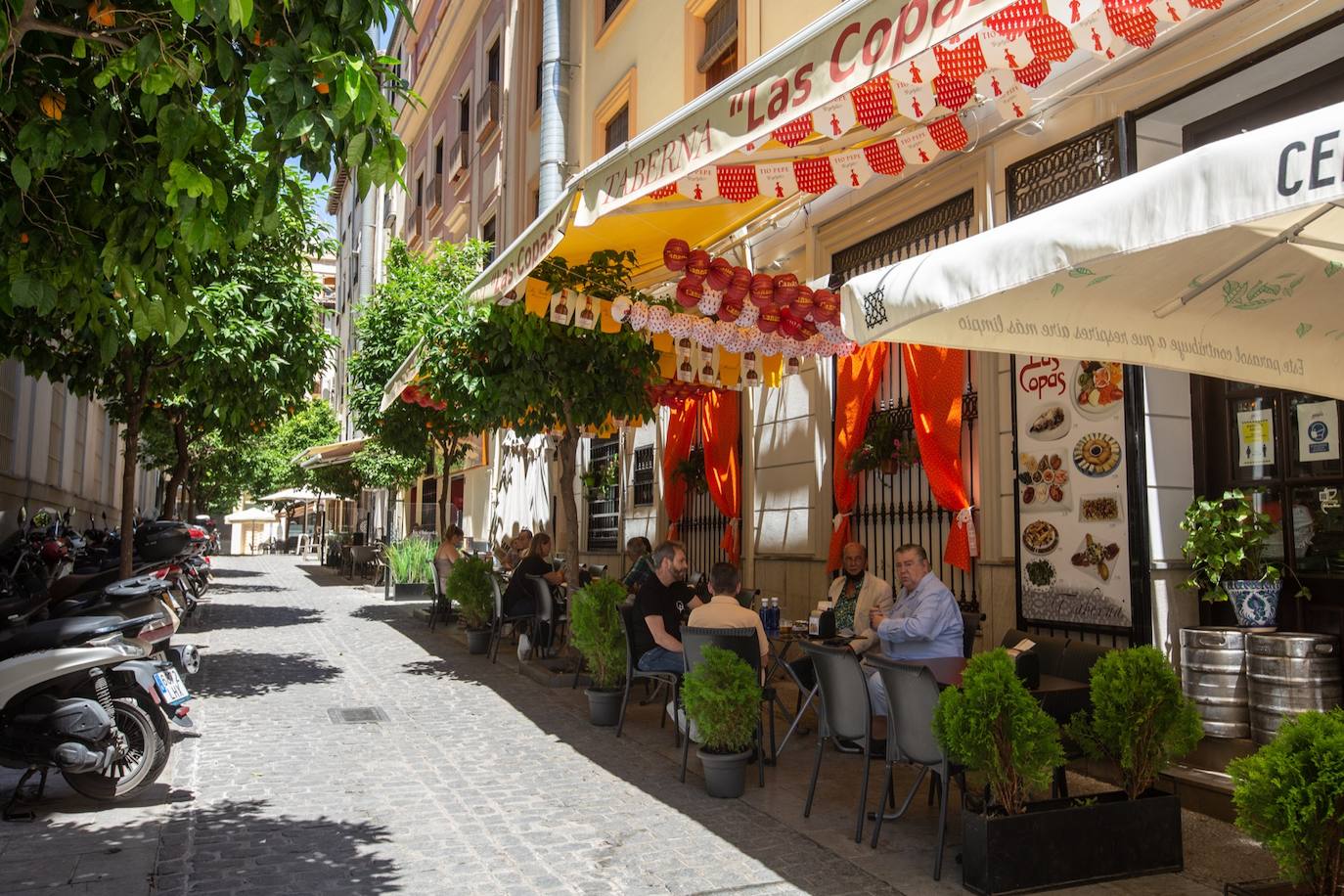 Los cacharritos en Almanjáyar y los farolillos en el Centro conjuran el ambiente de feria en espera de una edición de 2022 que se intuye por todo lo alto