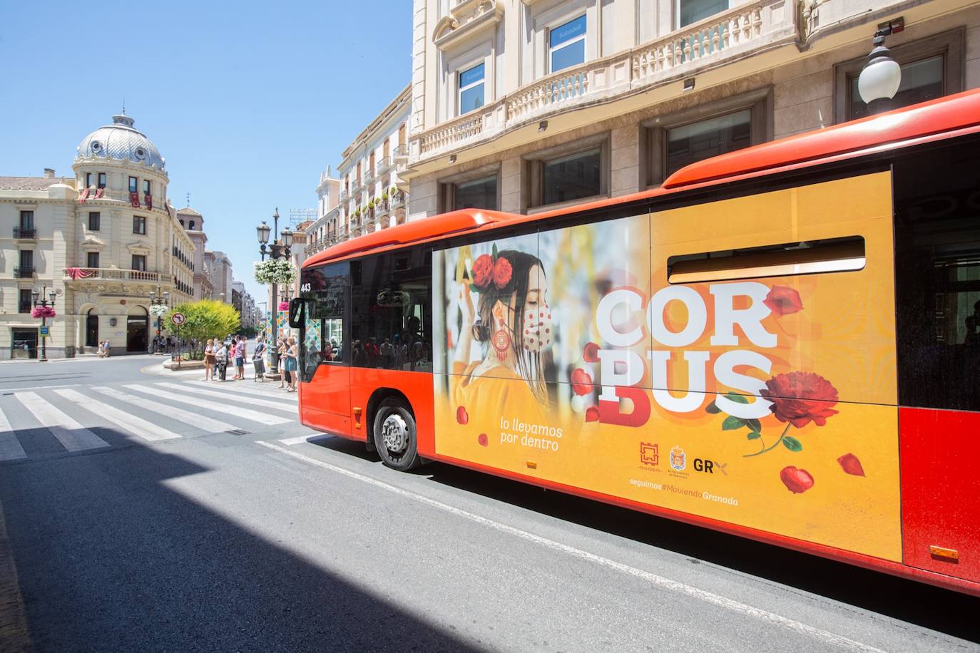 Los cacharritos en Almanjáyar y los farolillos en el Centro conjuran el ambiente de feria en espera de una edición de 2022 que se intuye por todo lo alto