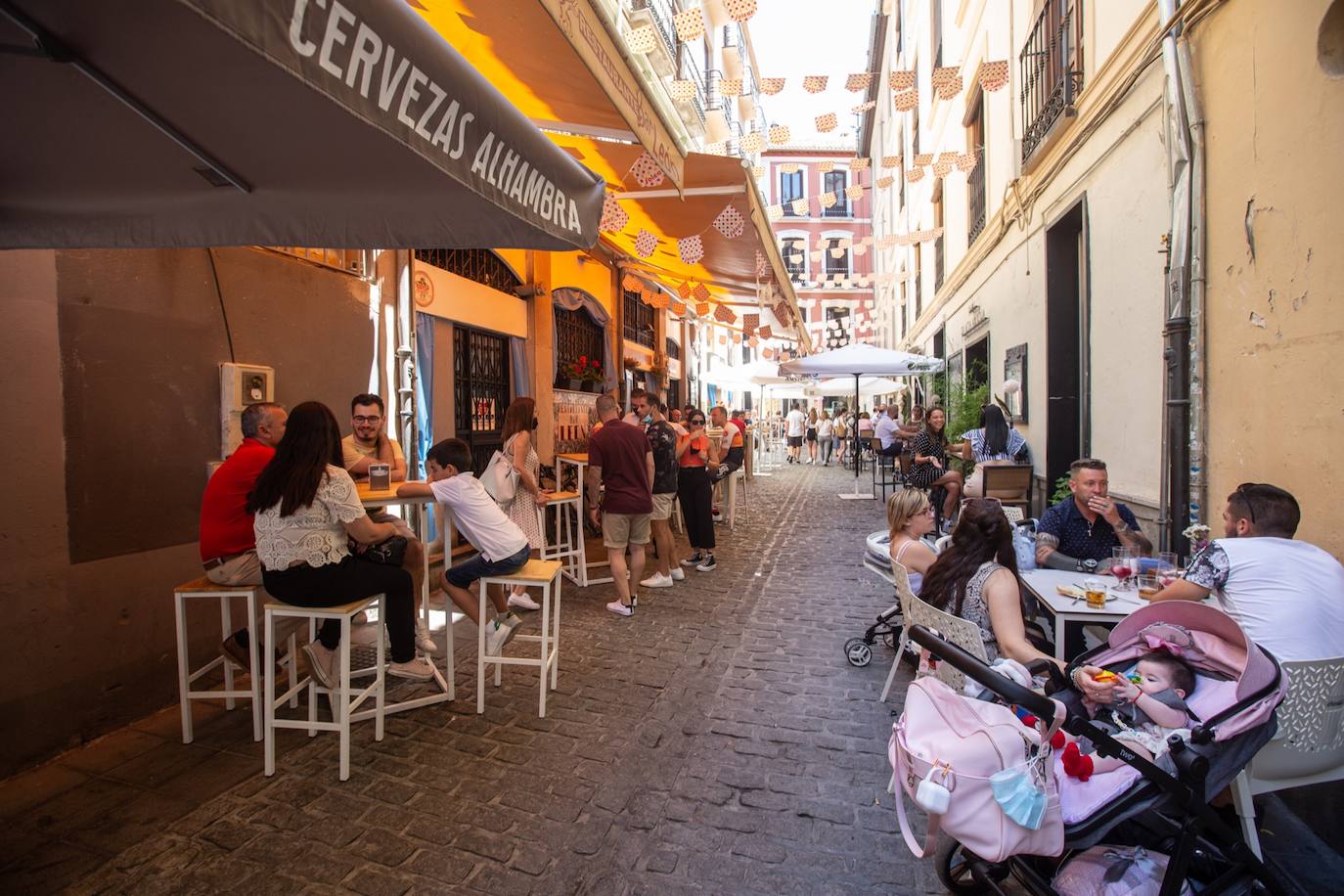 Los cacharritos en Almanjáyar y los farolillos en el Centro conjuran el ambiente de feria en espera de una edición de 2022 que se intuye por todo lo alto