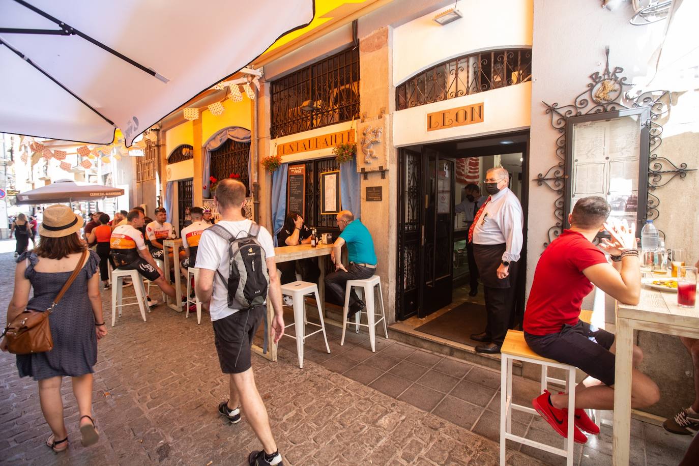 Los cacharritos en Almanjáyar y los farolillos en el Centro conjuran el ambiente de feria en espera de una edición de 2022 que se intuye por todo lo alto