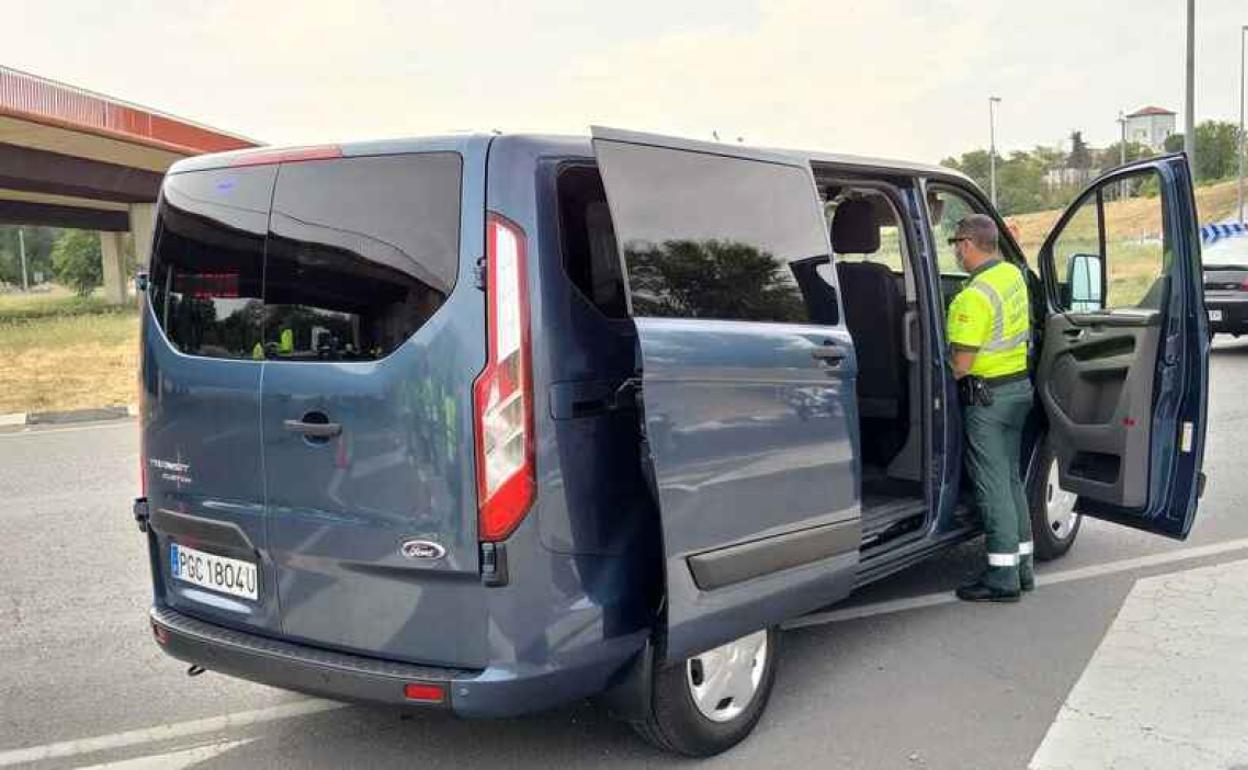 Así son las nuevas furgonetas de la Guardia Civil que te pueden multar con 200€: ¿qué vigilarán?