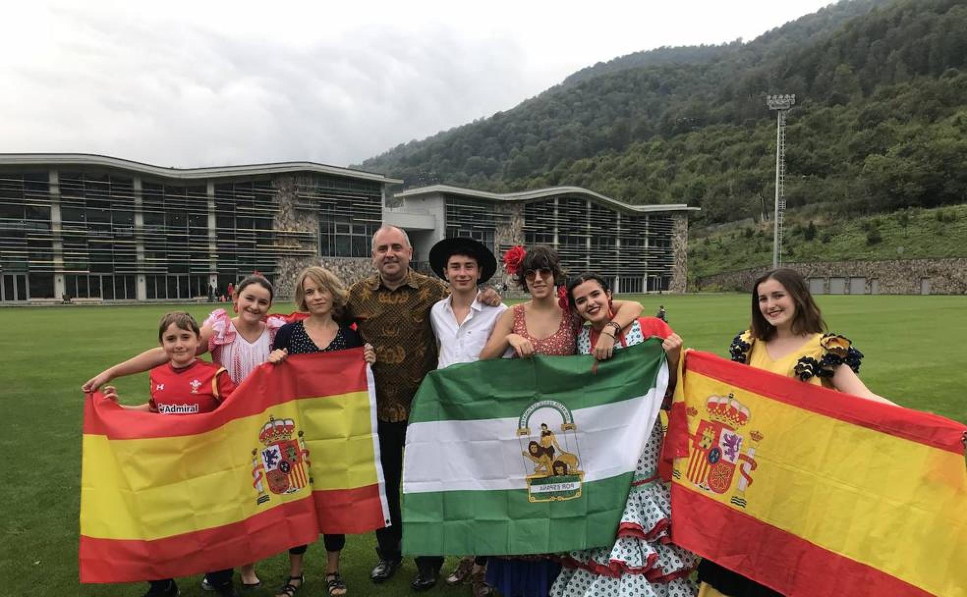 El joven granadino, con sombrero, junto al director del colegio, su familia y otros españoles en Armenia. 