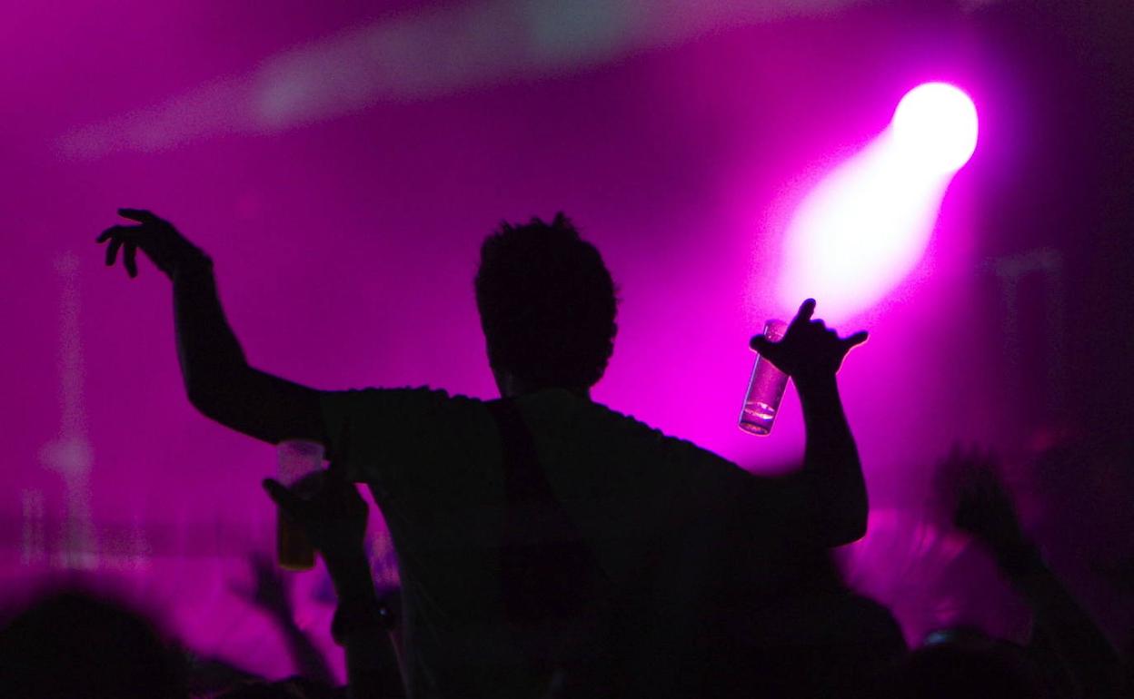 Condenan a dos menores a reparar los daños que causaron en una discoteca de Granada