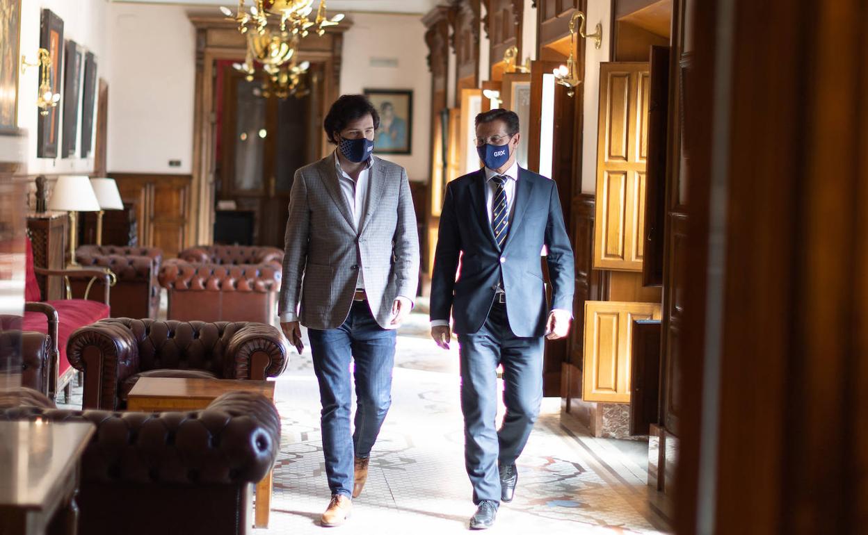 El alcalde de Granada, Luis Salvador, junto a uno de sus colaboradores en el Ayuntamiento.