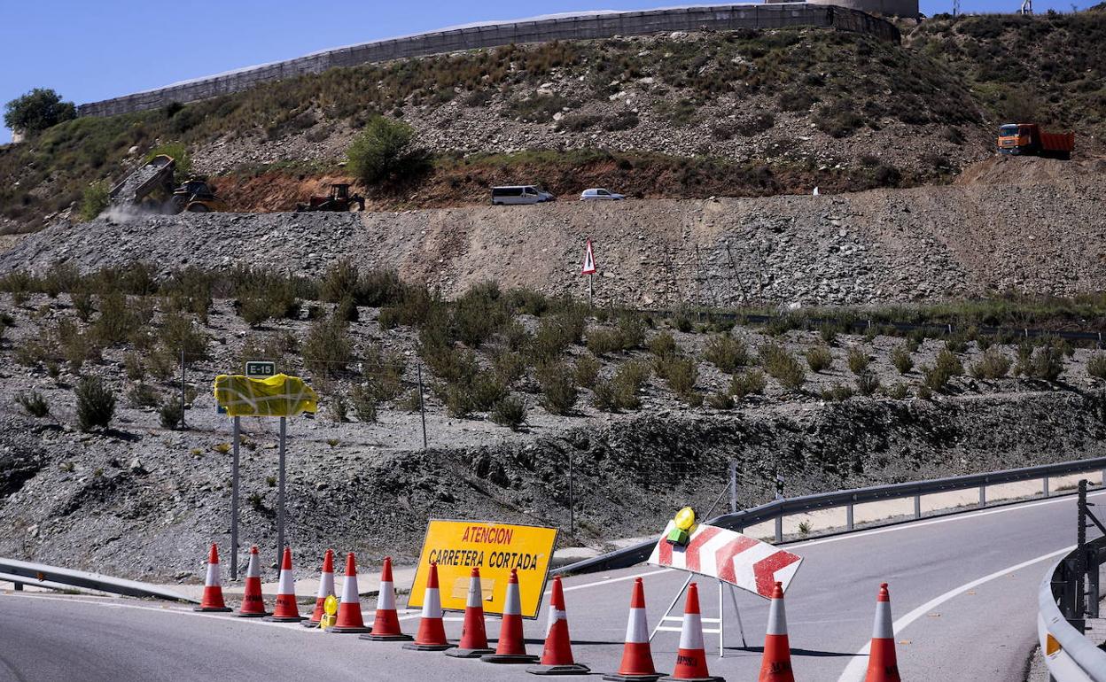 Vuelve el tráfico en la A-7 entre Carchuna y Castell tras el desprendimiento de marzo