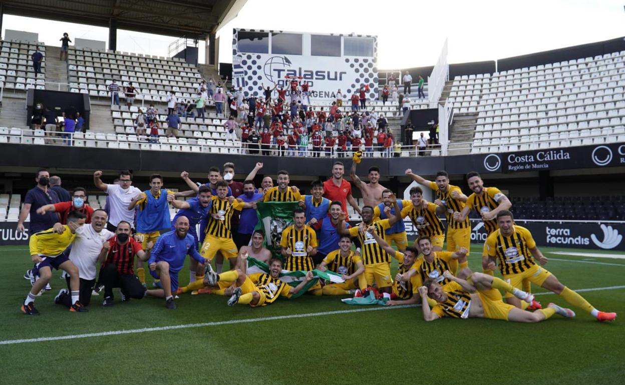 Los pulpileños celebran el ascenso de categoría.