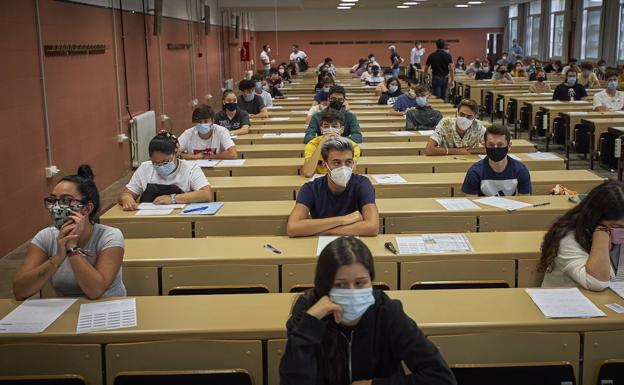 6.500 estudiantes se examinan de selectividad en la UGR, 500 menos que en junio pasado