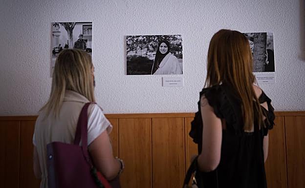 Observando la exposición ayer. 