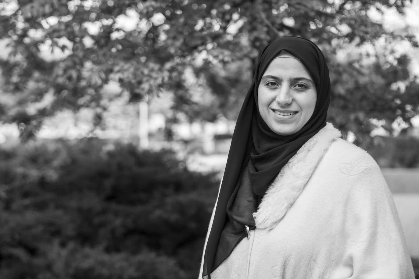 Todas las personas fotografiadas, como Hasnae El Fertakh, residen en el barrio de Santa Adela, en el Zaidín. 