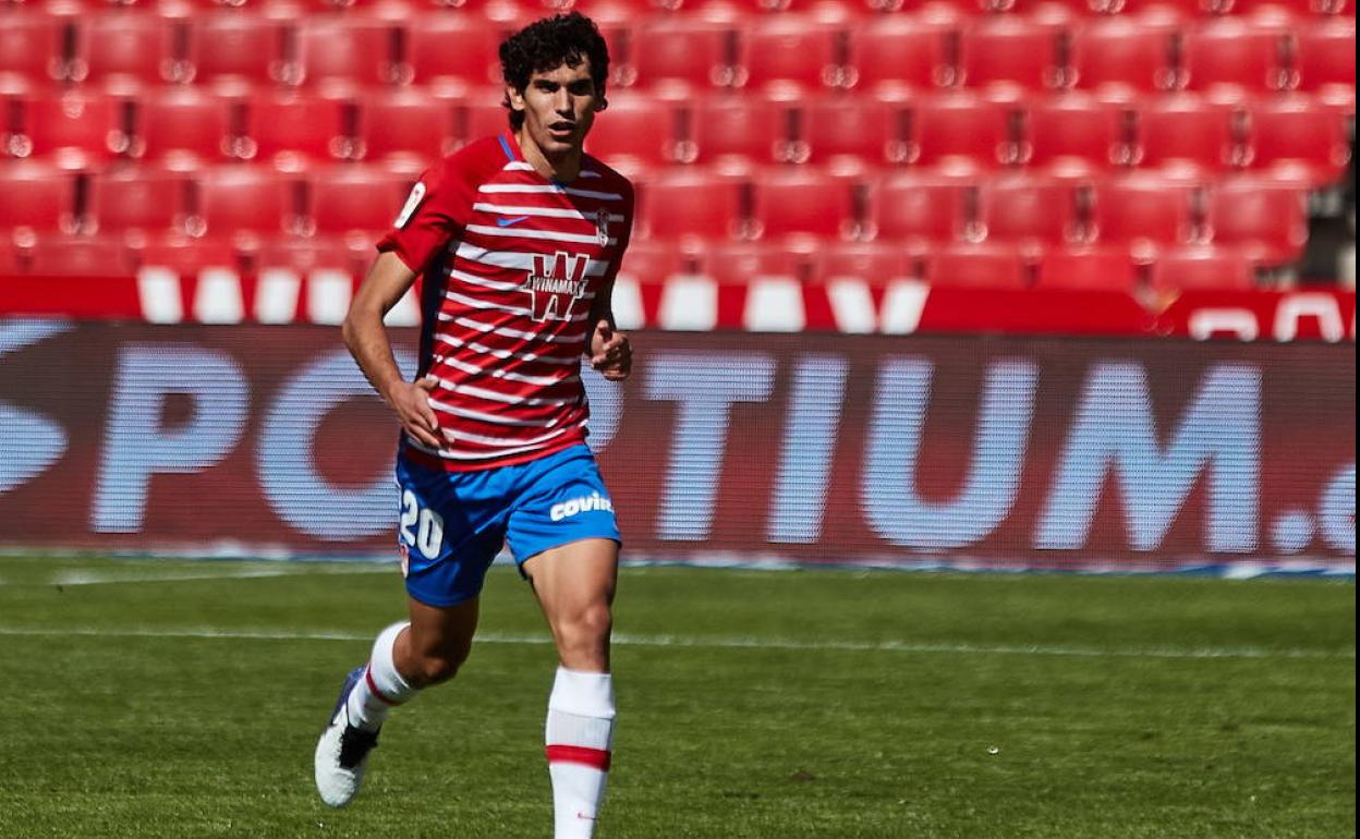 Jesús Vallejo saca la pelota en un partido en Los Cármenes.