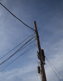 Imagen secundaria 2 - El impacto visual del cableado es evidente en la calle San Juan de los Reyes, en el Albaicín Bajo. 