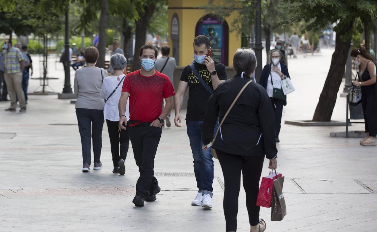 Gente andando por Granada en la nueva normalidad.