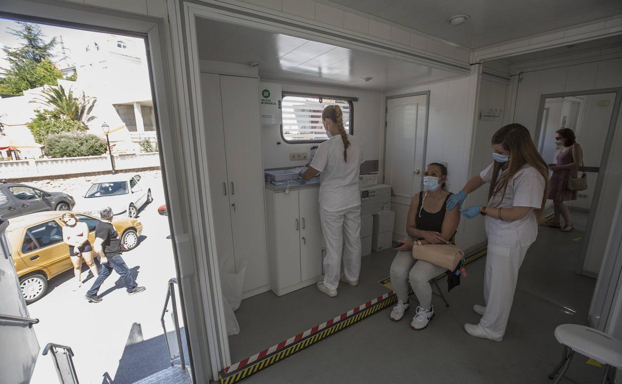 Interior del vacunódromo móvil que ha empezado a funcionar.