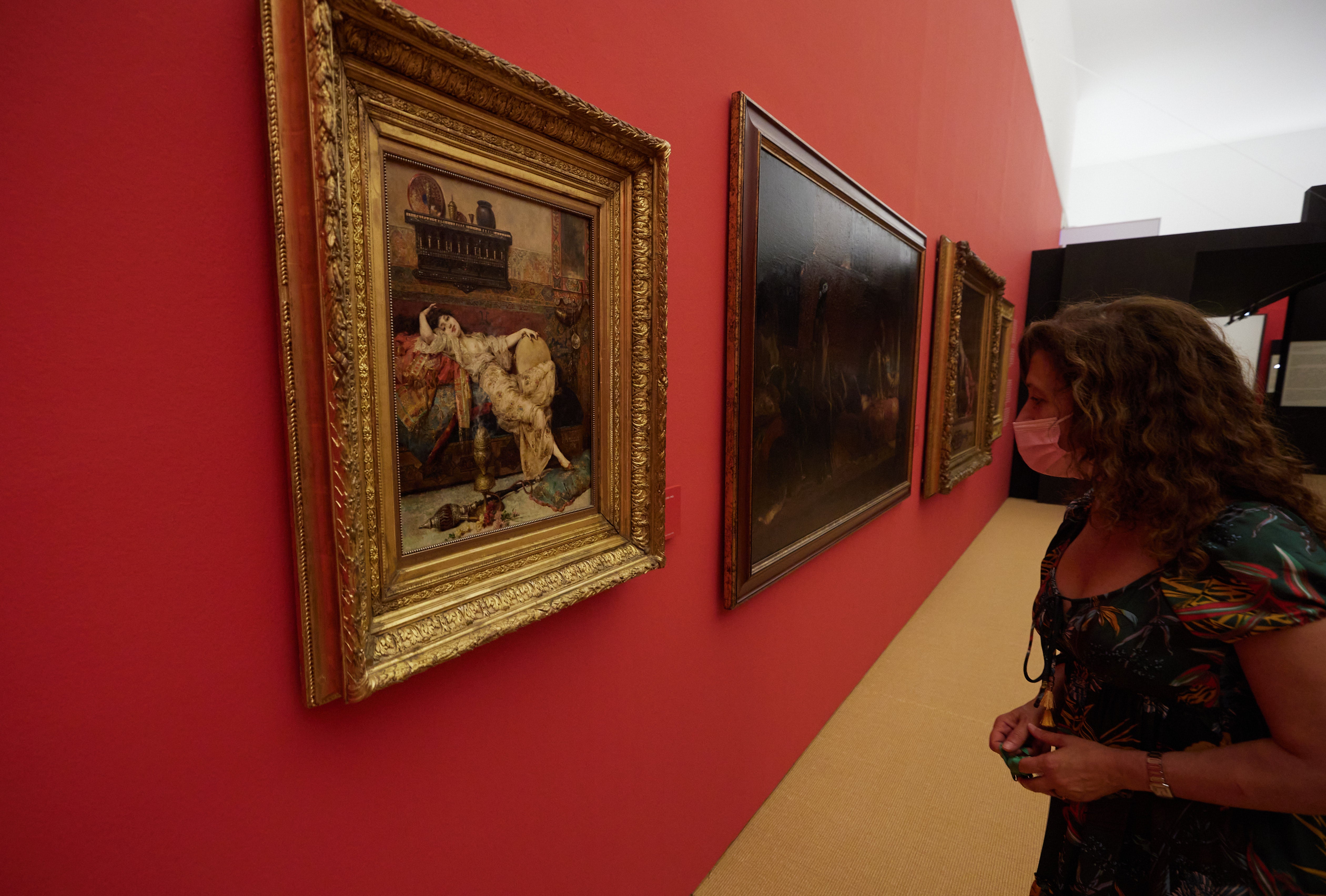 Está impulsada por el Patronato de La Alhambra y el Generalife y en ella se reflexiona sobre el mito de la odalisca y cómo su figura se convirtió a lo largo de los siglos XIX y XX en uno de los grandes tópicos de la Historia del Arte