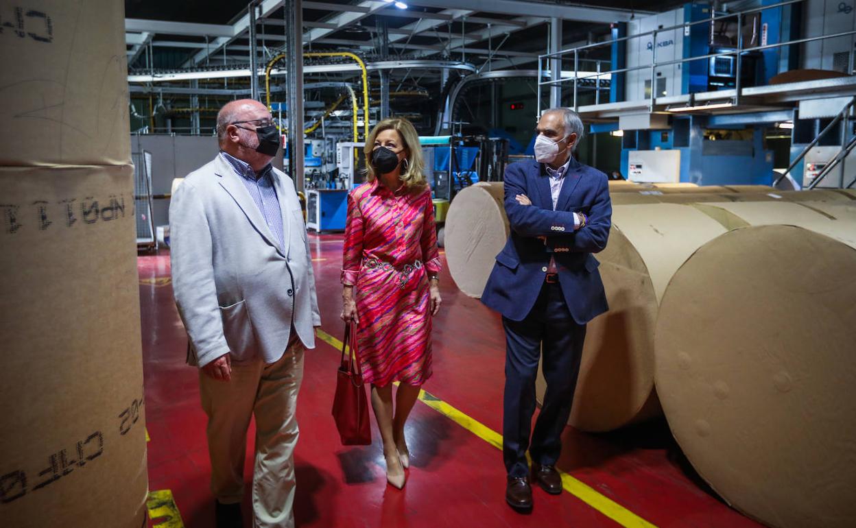 Eduardo Peralta guía a Teresa Pagés y Antonio Romero por la rotativa de IDEAL.