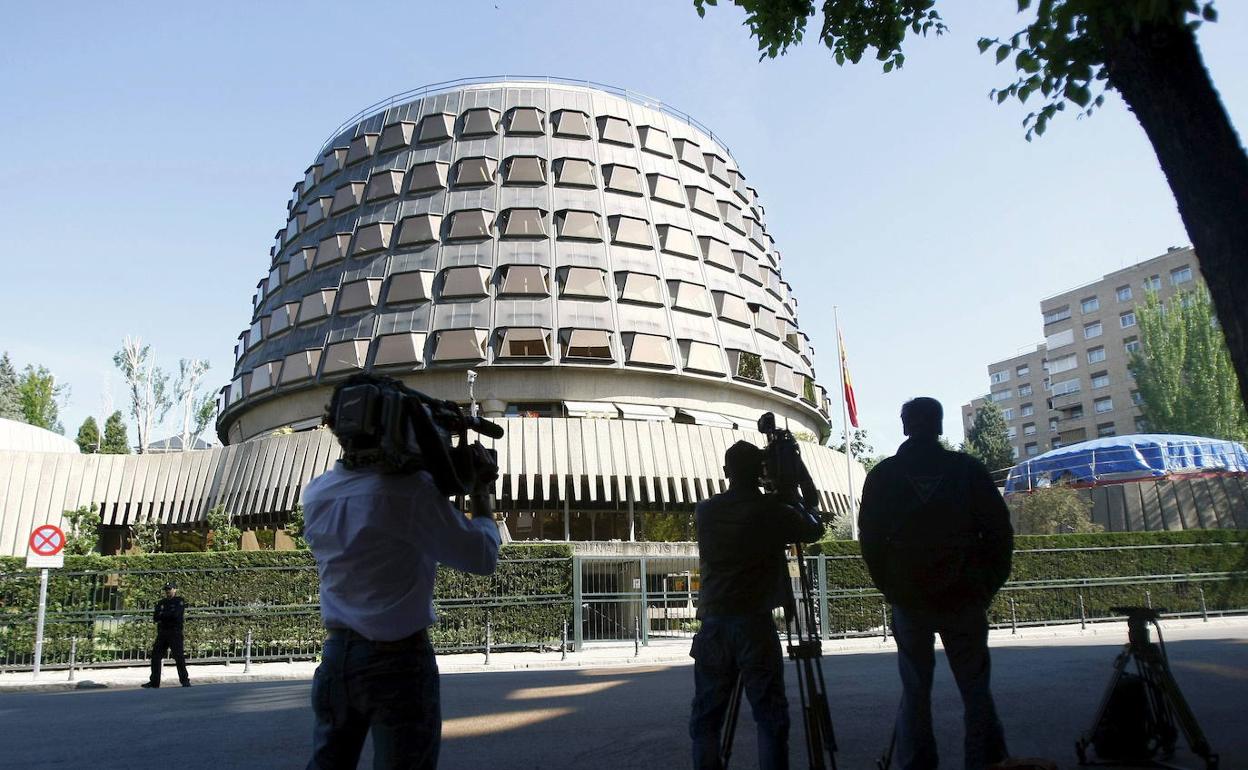 Cámaras y periodistas ante la sede del Tribunal Constitucional aguardando una deliberación. 